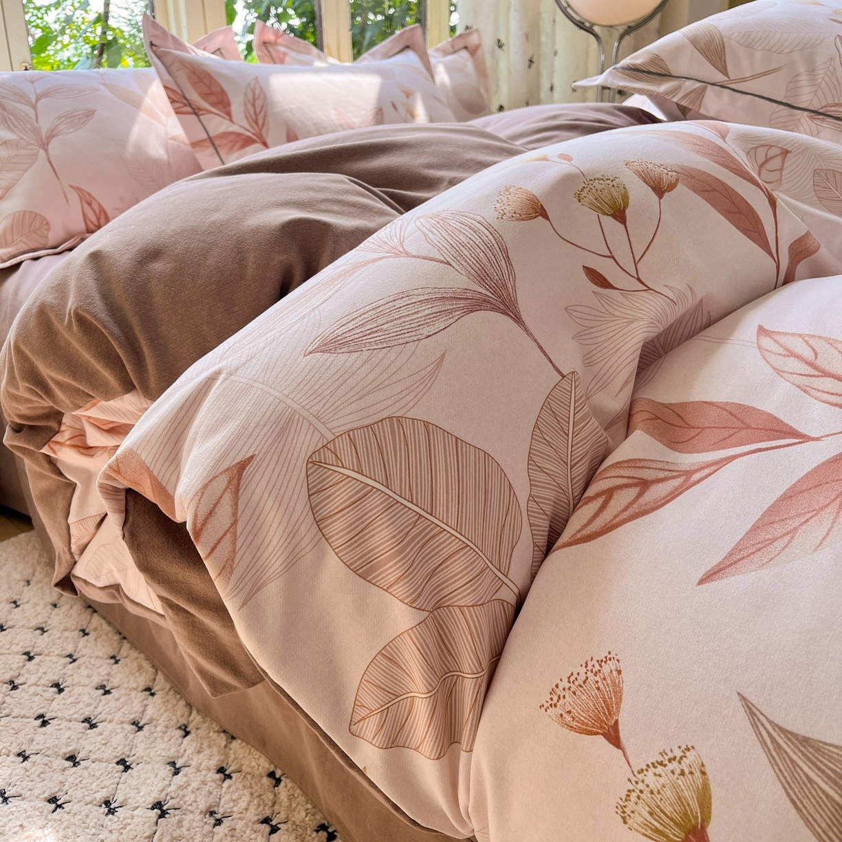 91家纺网 家纺一手货源 找家纺  简约 2025新款全棉四件套活性生态磨毛四件套 相思叶-咖