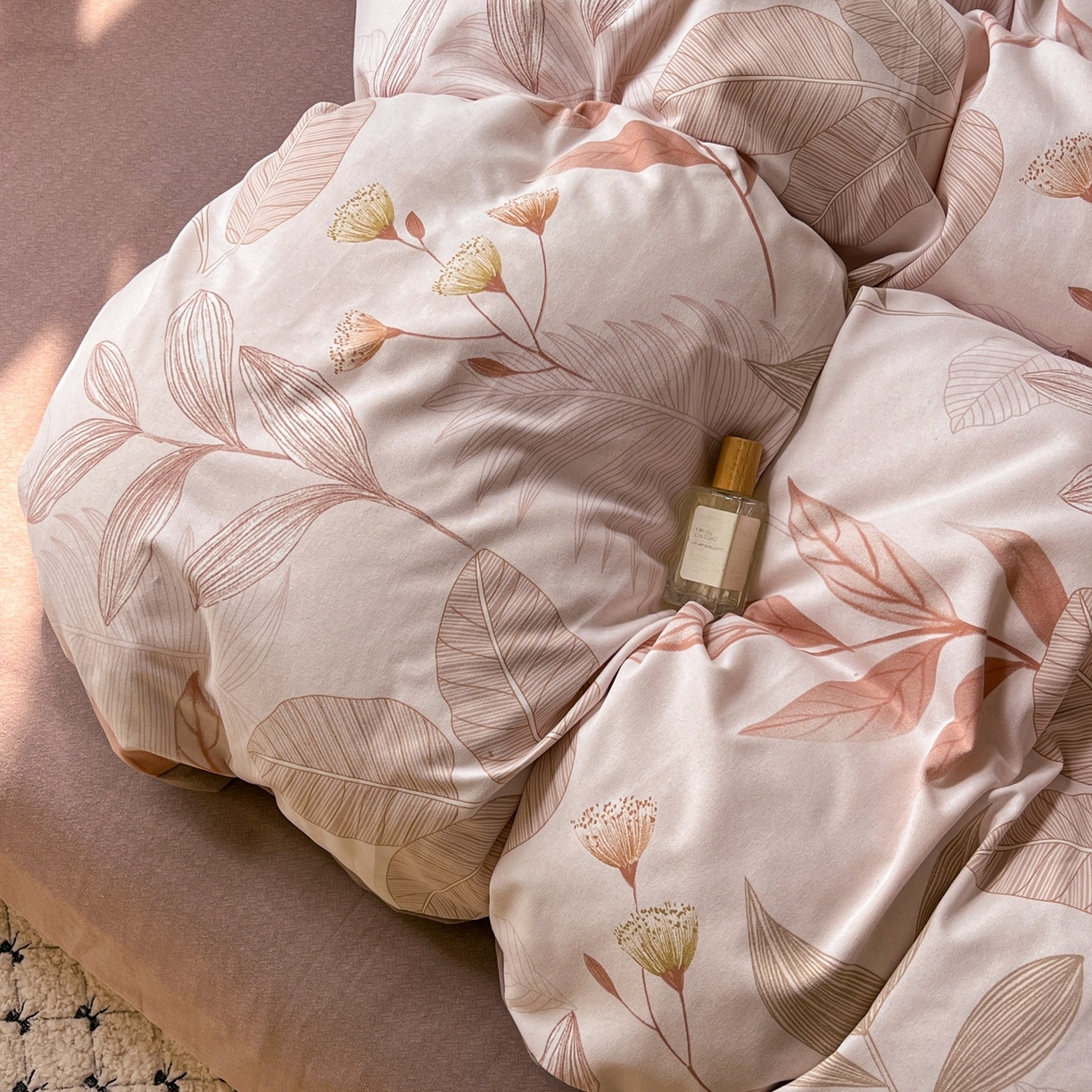 91家纺网 家纺一手货源 找家纺  简约 2025新款全棉四件套活性生态磨毛四件套 相思叶-咖