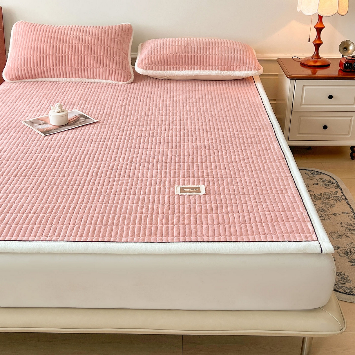 91家纺网 家纺一手货源 找家纺 喜居 2025新款A类高克重宝宝绒夹棉床褥垫-绮梦系列 绮梦-粉-宝宝绒床褥垫