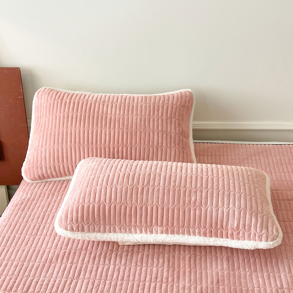 91家纺网 家纺一手货源 找家纺 喜居 2025新款A类高克重宝宝绒夹棉床褥垫-绮梦系列 绮梦-粉-宝宝绒床褥垫