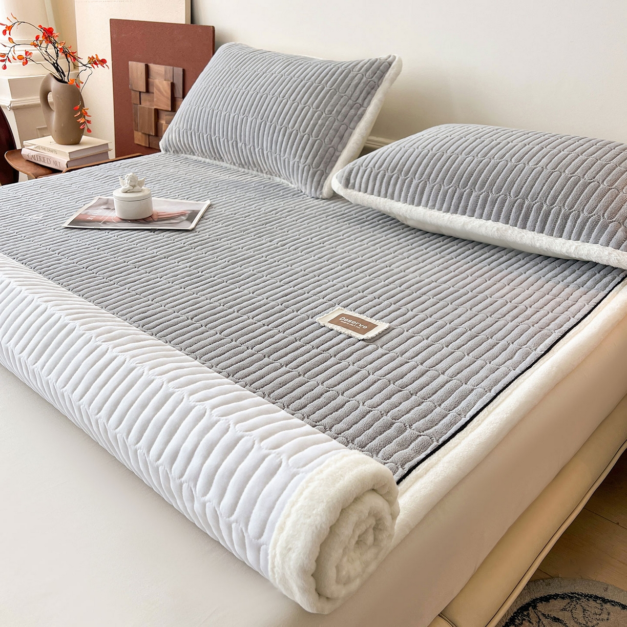 91家纺网 家纺一手货源 找家纺 喜居 2025新款A类高克重宝宝绒夹棉床褥垫-绮梦系列 绮梦-灰-宝宝绒床褥垫