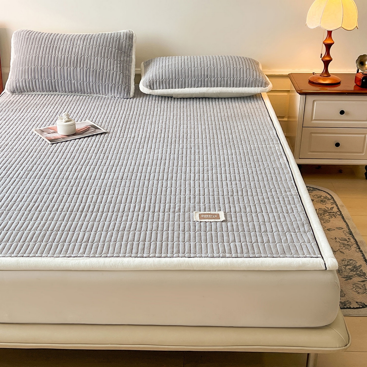 91家纺网 家纺一手货源 找家纺 喜居 2025新款A类高克重宝宝绒夹棉床褥垫-绮梦系列 绮梦-灰-宝宝绒床褥垫