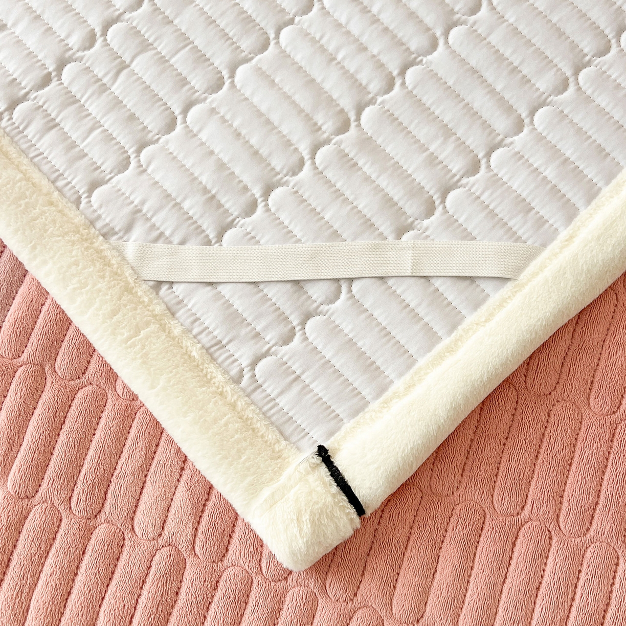 91家纺网 家纺一手货源 找家纺 喜居 2025新款A类高克重宝宝绒夹棉床褥垫-绮梦系列 绮梦-粉-宝宝绒床褥垫