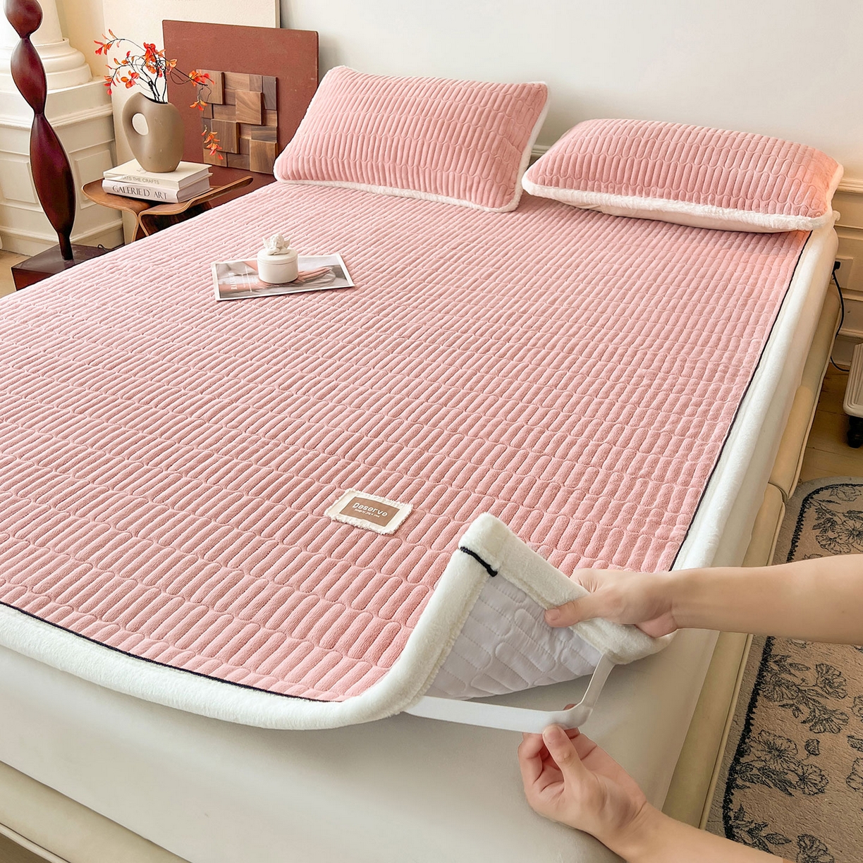 91家纺网 家纺一手货源 找家纺 喜居 2025新款A类高克重宝宝绒夹棉床褥垫-绮梦系列 绮梦-粉-宝宝绒床褥垫