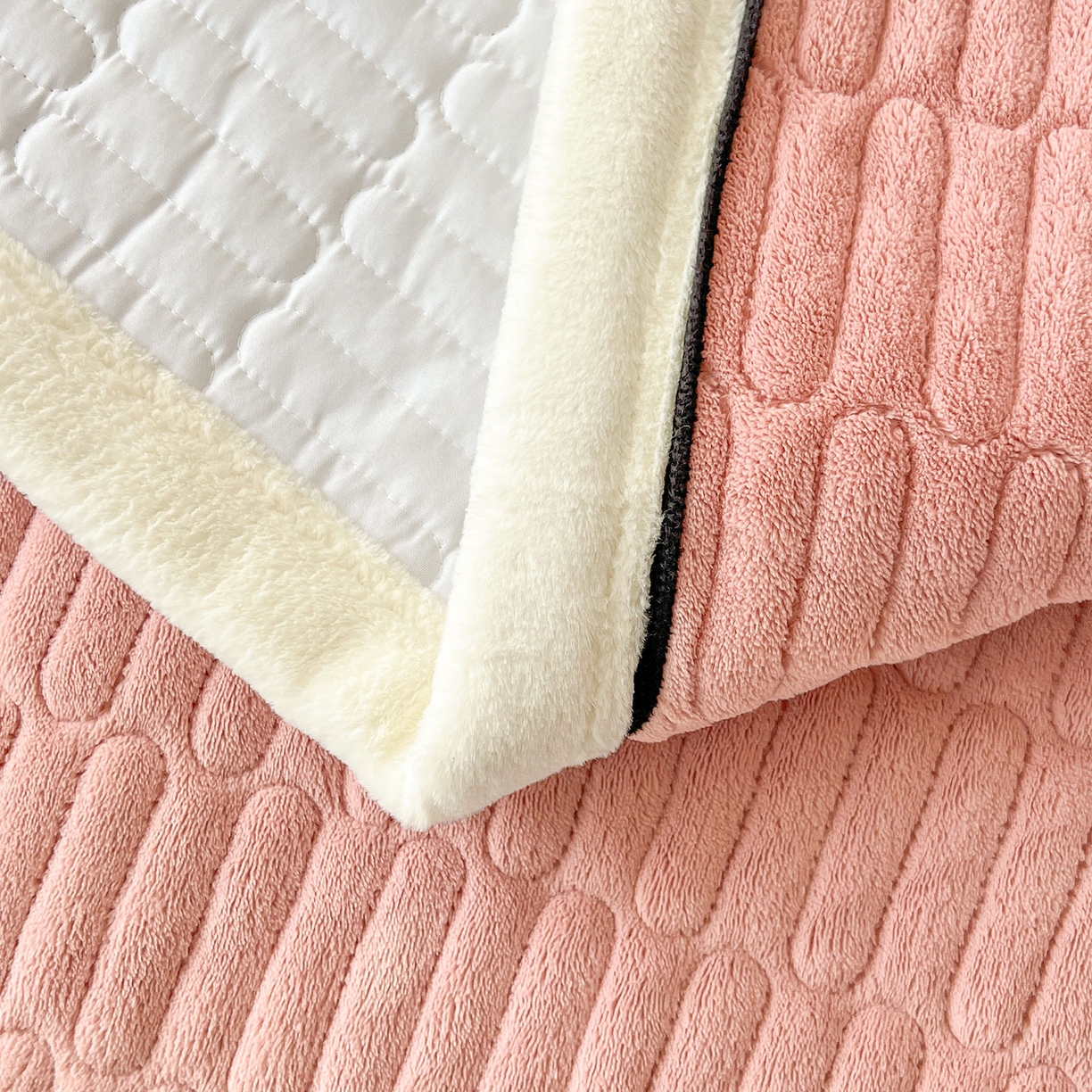 91家纺网 家纺一手货源 找家纺 喜居 2025新款A类高克重宝宝绒夹棉床褥垫-绮梦系列 绮梦-粉-宝宝绒床褥垫