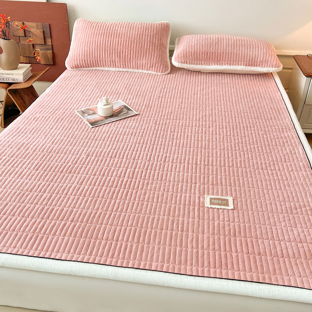 91家纺网 家纺一手货源 找家纺 喜居 2025新款A类高克重宝宝绒夹棉床褥垫-绮梦系列 绮梦-粉-宝宝绒床褥垫