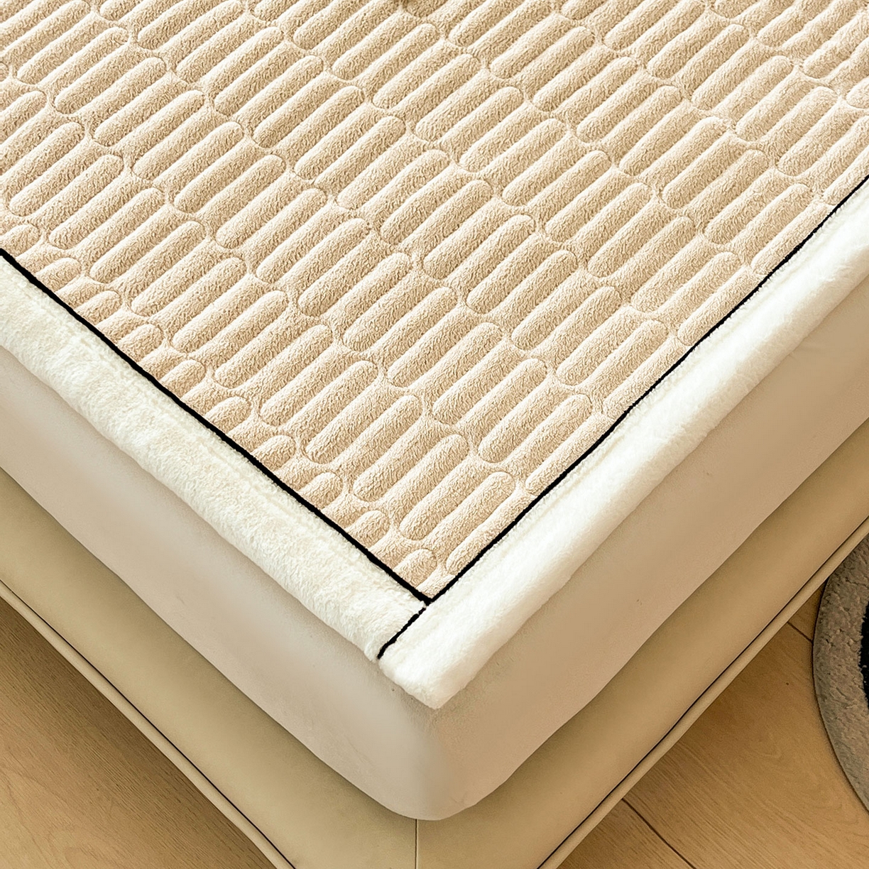 91家纺网 家纺一手货源 找家纺 喜居 2025新款A类高克重宝宝绒夹棉床褥垫-绮梦系列 绮梦-咖-宝宝绒床褥垫