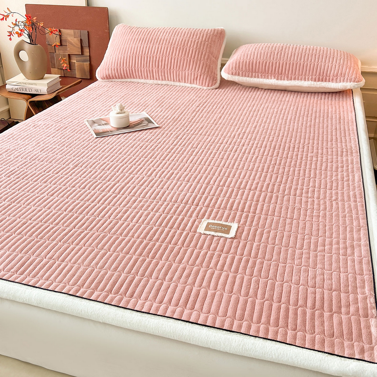 91家纺网 家纺一手货源 找家纺 喜居 2025新款A类高克重宝宝绒夹棉床褥垫-绮梦系列 绮梦-粉-宝宝绒床褥垫