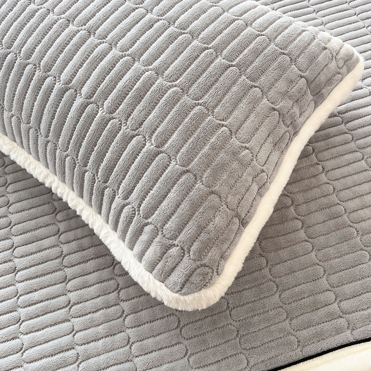 91家纺网 家纺一手货源 找家纺 喜居 2025新款A类高克重宝宝绒夹棉床褥垫-绮梦系列 绮梦-灰-宝宝绒床褥垫