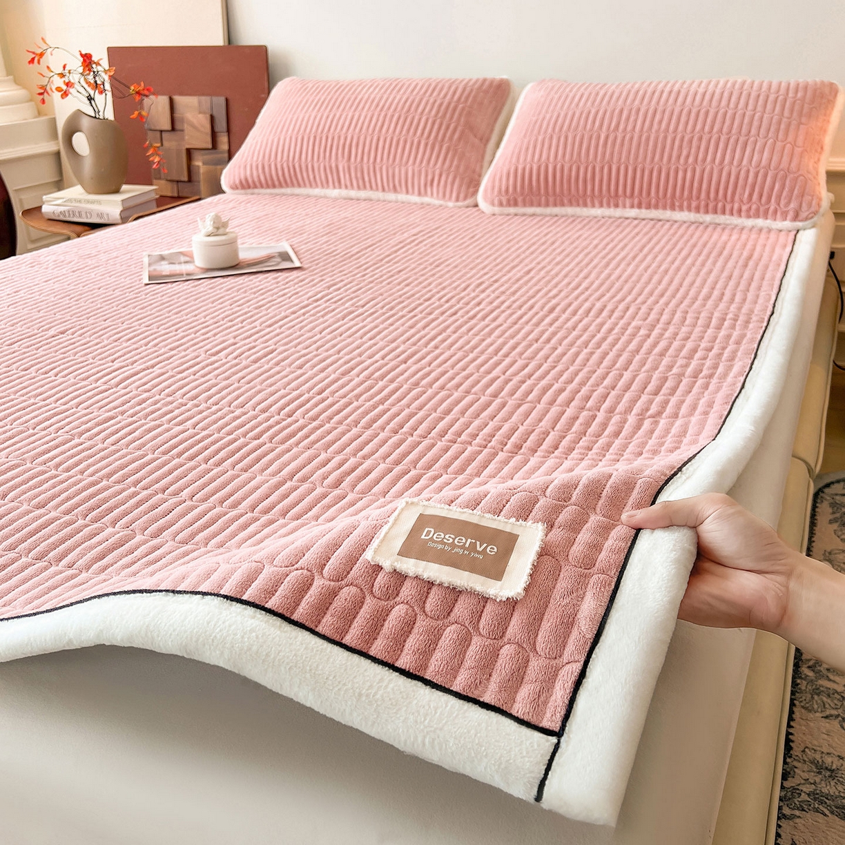 91家纺网 家纺一手货源 找家纺 喜居 2025新款A类高克重宝宝绒夹棉床褥垫-绮梦系列 绮梦-粉-宝宝绒床褥垫