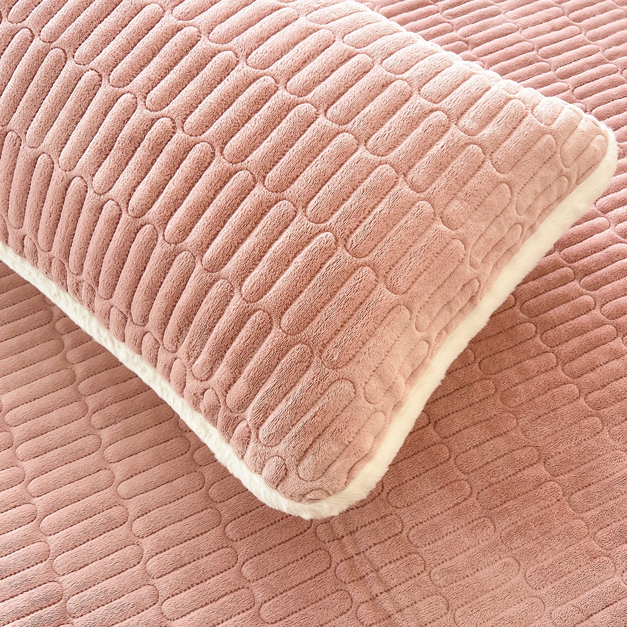 91家纺网 家纺一手货源 找家纺 喜居 2025新款A类高克重宝宝绒夹棉床褥垫-绮梦系列 绮梦-粉-宝宝绒床褥垫