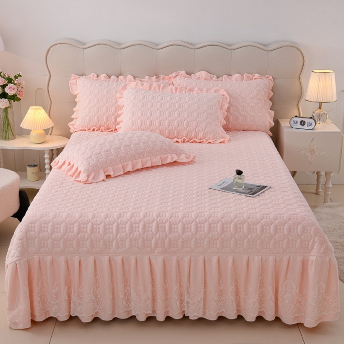 91家纺网 家纺一手货源 找家纺 优家居 2025新款240克高克重牛奶绒韩版牛奶绒夹棉床盖三件套床裙三件套直播爆款 栀子花-浅粉