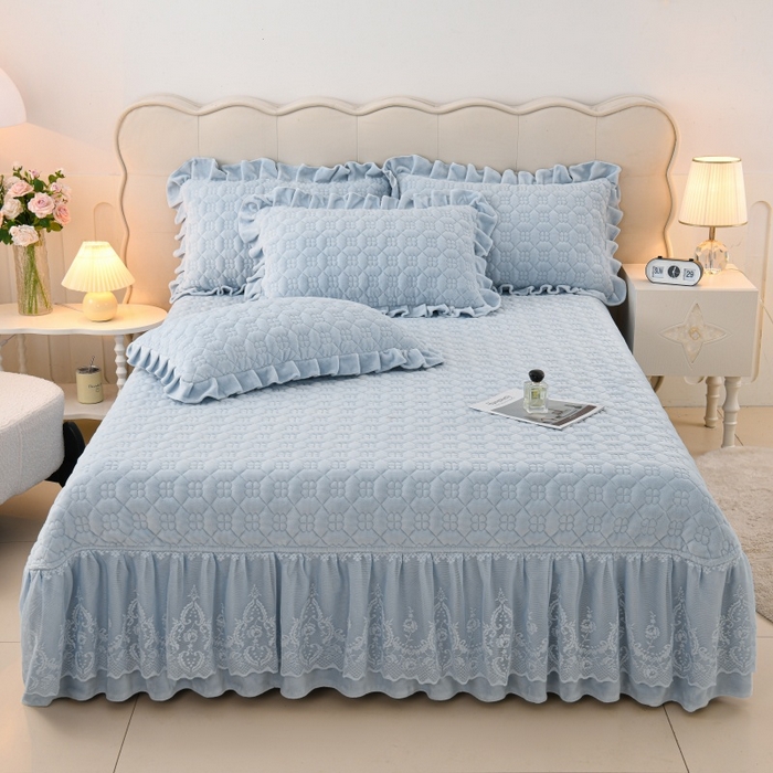 91家纺网 家纺一手货源 找家纺 优家居 2025新款240克高克重牛奶绒韩版牛奶绒夹棉床盖三件套床裙三件套直播爆款 栀子花-浅蓝