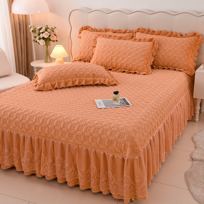 91家纺网 家纺一手货源 找家纺 （总）优家居 2025新款240克高克重牛奶绒韩版牛奶绒夹棉床盖三件套床裙三件套直播爆款