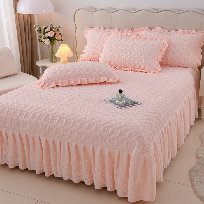 91家纺网 家纺一手货源 找家纺 优家居 2025新款240克高克重牛奶绒韩版牛奶绒夹棉床盖三件套床裙三件套直播爆款 栀子花-浅粉