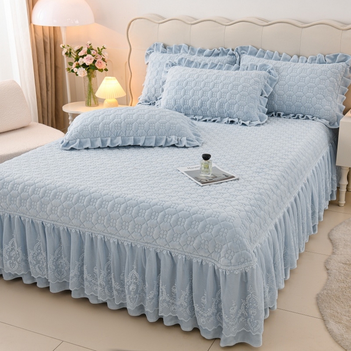 91家纺网 家纺一手货源 找家纺 优家居 2025新款240克高克重牛奶绒韩版牛奶绒夹棉床盖三件套床裙三件套直播爆款 栀子花-浅蓝