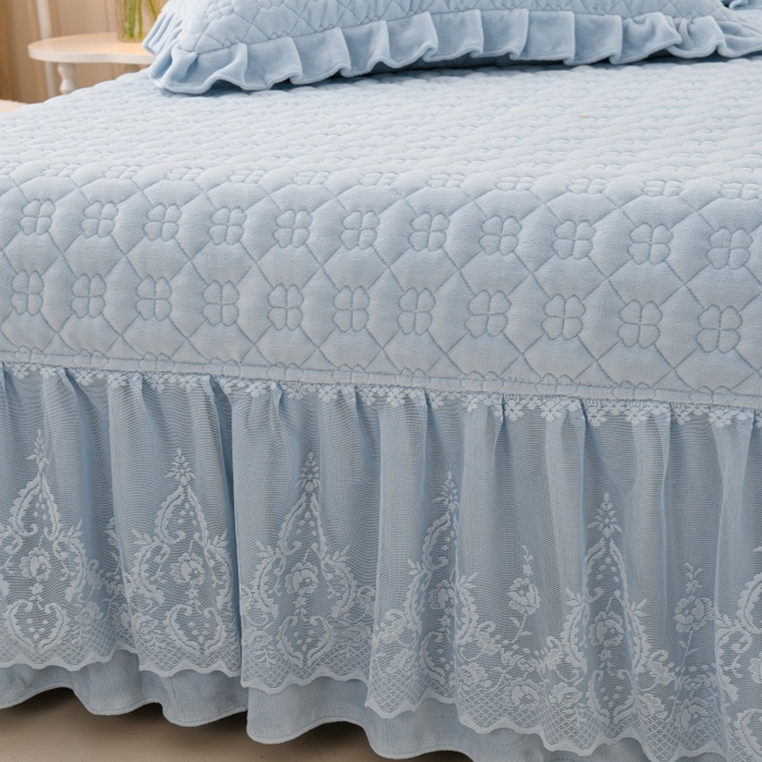 91家纺网 家纺一手货源 找家纺 优家居 2025新款240克高克重牛奶绒韩版牛奶绒夹棉床盖三件套床裙三件套直播爆款 栀子花-浅蓝