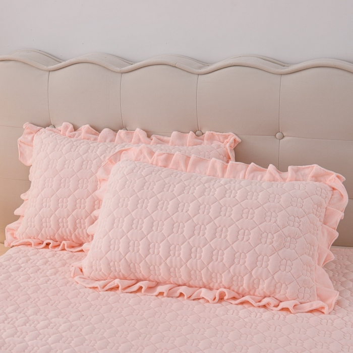 91家纺网 家纺一手货源 找家纺 优家居 2025新款240克高克重牛奶绒韩版牛奶绒夹棉床盖三件套床裙三件套直播爆款 栀子花-浅粉