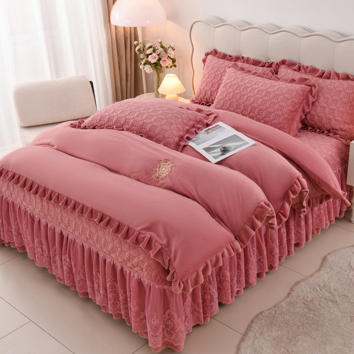 91家纺网 家纺一手货源 找家纺 优家居 2025新款240克高克重牛奶绒韩版牛奶绒夹棉床盖三件套床裙三件套直播爆款 栀子花-豆沙