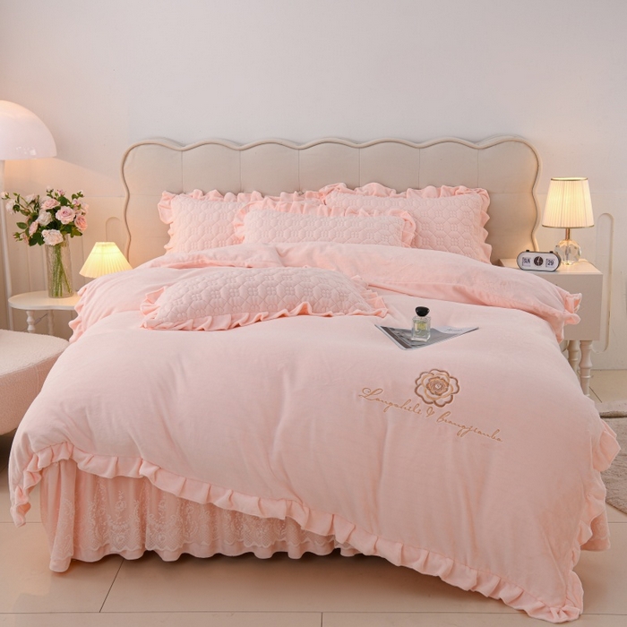 91家纺网 家纺一手货源 找家纺 优家居 2025新款240克高克重牛奶绒韩版牛奶绒夹棉床盖三件套床裙三件套直播爆款 栀子花-浅粉