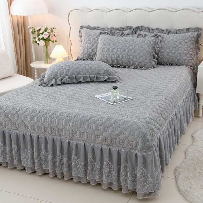 91家纺网 家纺一手货源 找家纺 优家居 2025新款240克高克重牛奶绒韩版牛奶绒夹棉床盖三件套床裙三件套直播爆款 栀子花-灰色