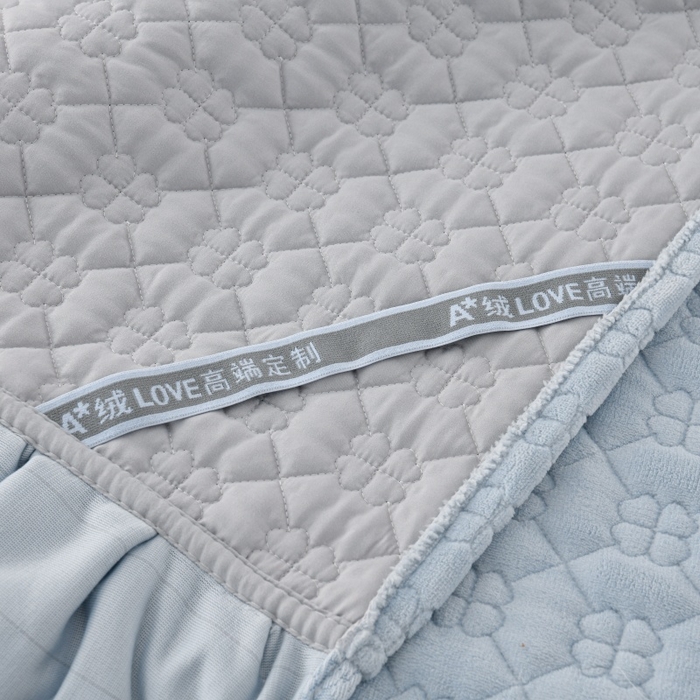 91家纺网 家纺一手货源 找家纺 优家居 2025新款240克高克重牛奶绒韩版牛奶绒夹棉床盖三件套床裙三件套直播爆款 栀子花-浅蓝