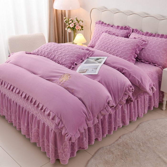 91家纺网 家纺一手货源 找家纺 优家居 2025新款240克高克重牛奶绒韩版牛奶绒夹棉床盖三件套床裙三件套直播爆款 栀子花-紫色
