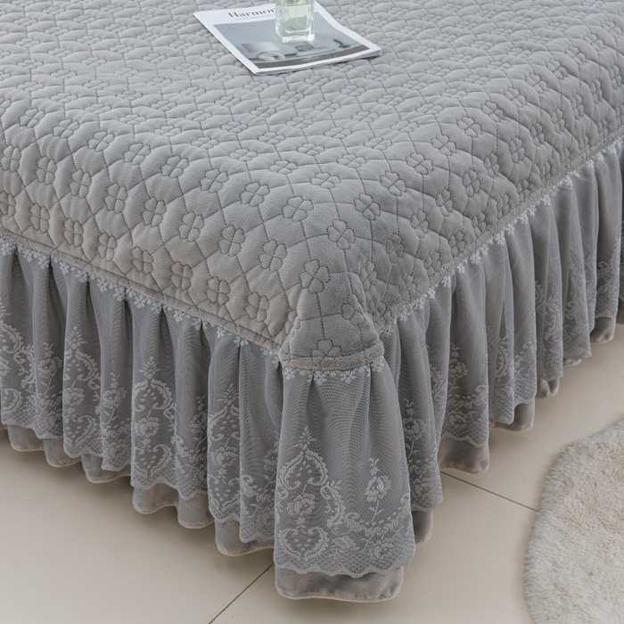 91家纺网 家纺一手货源 找家纺 优家居 2025新款240克高克重牛奶绒韩版牛奶绒夹棉床盖三件套床裙三件套直播爆款 栀子花-灰色