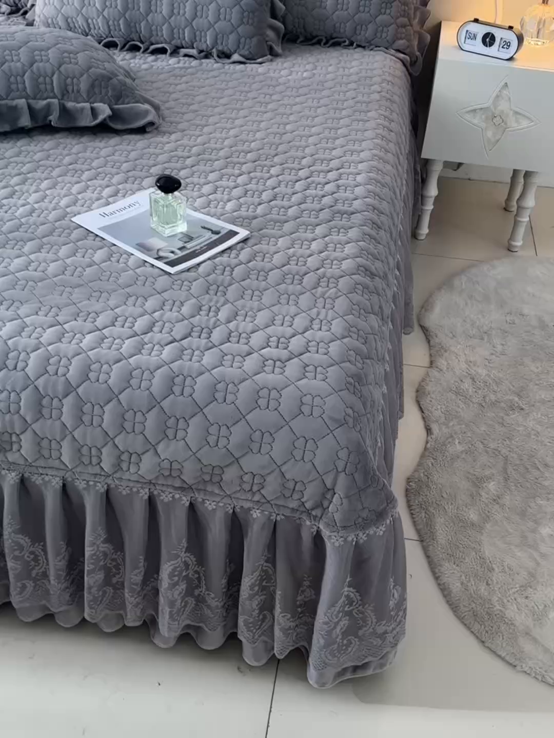 91家纺网 家纺一手货源 找家纺 优家居 2025新款240克高克重牛奶绒韩版牛奶绒夹棉床盖三件套床裙三件套直播爆款 栀子花-灰色