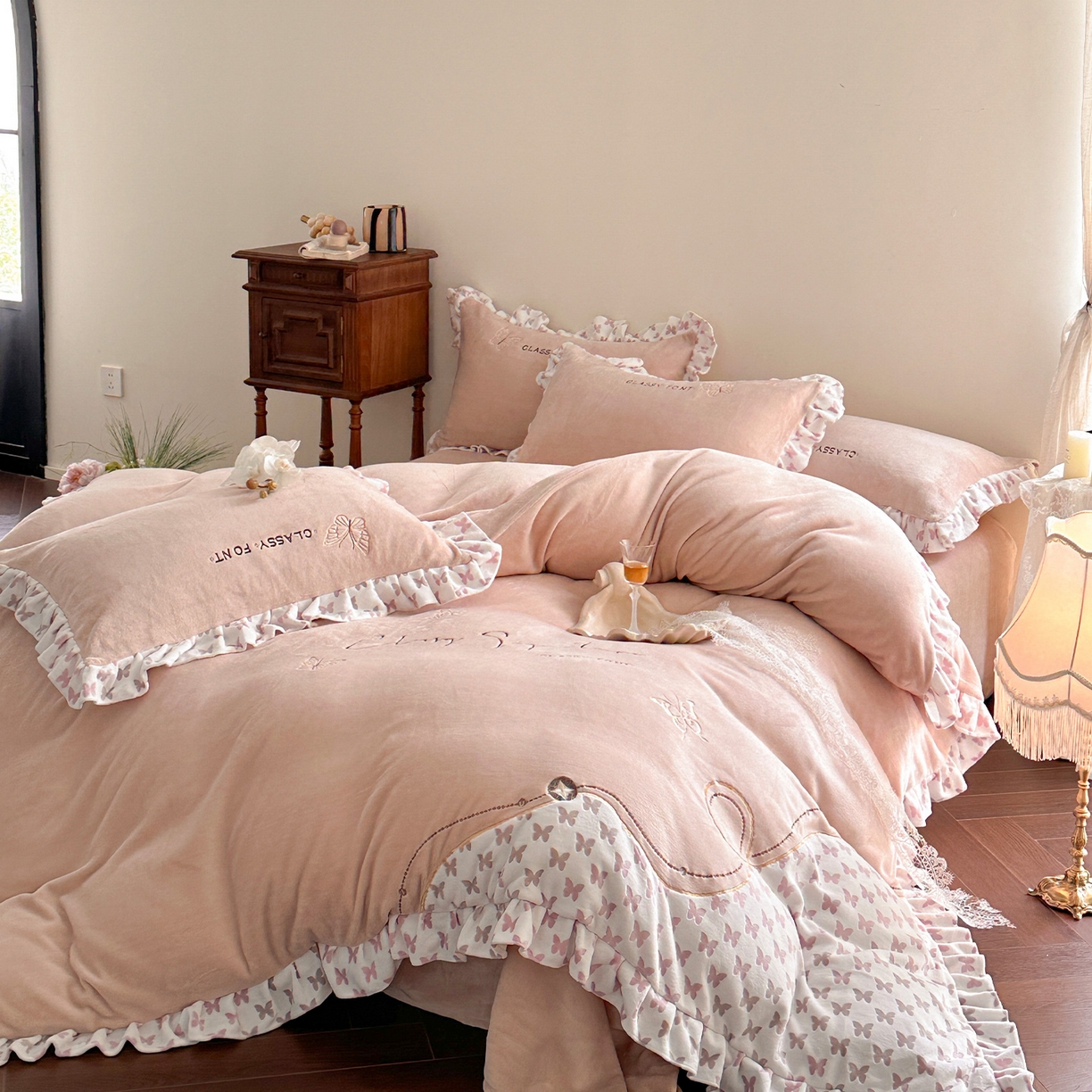 91家纺网 家纺一手货源 找家纺 （总）蓝邻家纺 2025新款牛奶绒大版刺绣四件套-法式田园风系列