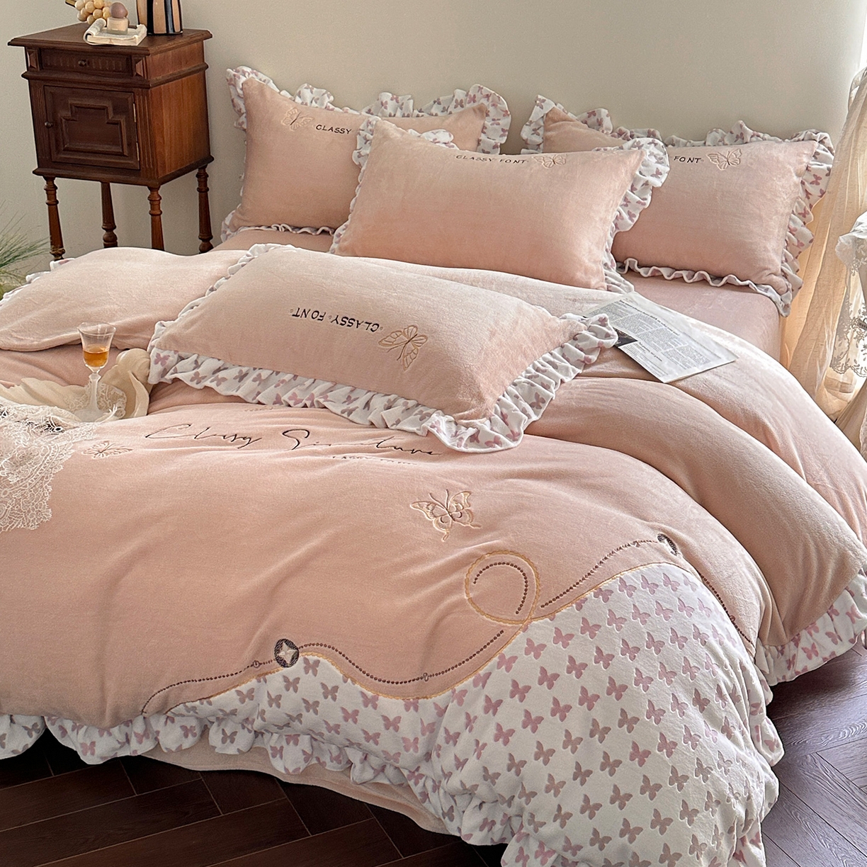 91家纺网 家纺一手货源 找家纺 （总）蓝邻家纺 2025新款牛奶绒大版刺绣四件套-法式田园风系列