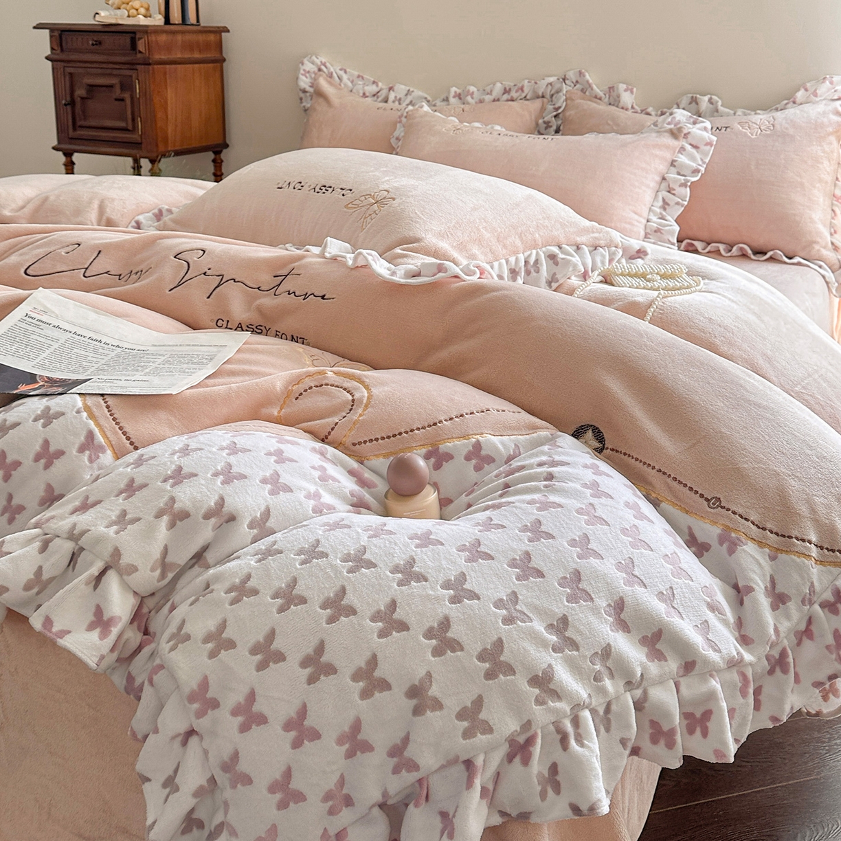 91家纺网 家纺一手货源 找家纺 （总）蓝邻家纺 2025新款牛奶绒大版刺绣四件套-法式田园风系列