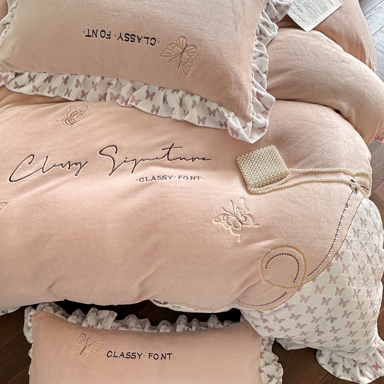 91家纺网 家纺一手货源 找家纺 （总）蓝邻家纺 2025新款牛奶绒大版刺绣四件套-法式田园风系列