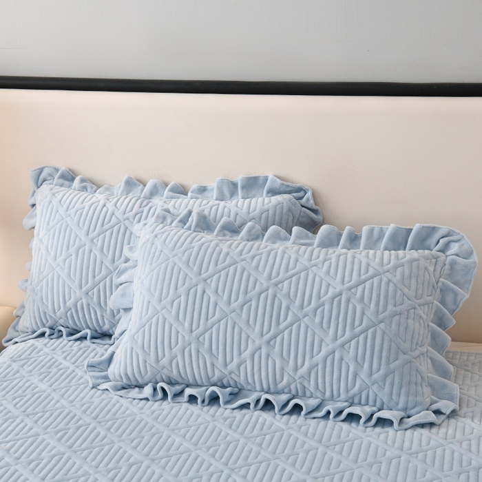 91家纺网 家纺一手货源 找家纺 优家居 2025新品240克高克重牛奶绒韩版牛奶绒夹棉床裙四件套床裙三件套直播爆款 东方韵-浅蓝