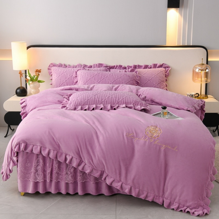 91家纺网 家纺一手货源 找家纺 优家居 2025新品240克高克重牛奶绒韩版牛奶绒夹棉床裙四件套床裙三件套直播爆款 东方韵-紫色
