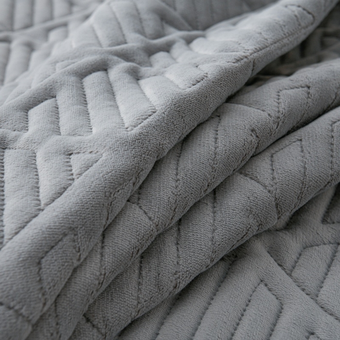 91家纺网 家纺一手货源 找家纺 优家居 2025新品240克高克重牛奶绒韩版牛奶绒夹棉床裙四件套床裙三件套直播爆款 东方韵-灰色