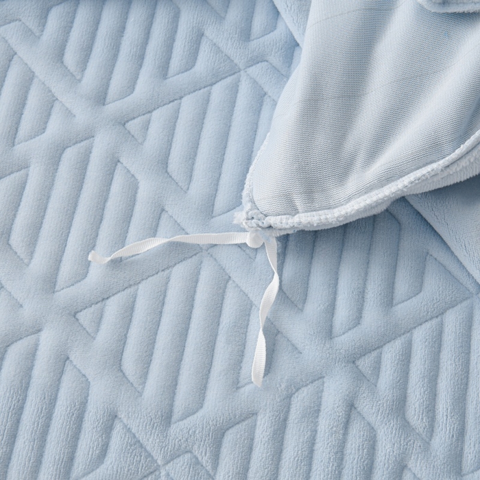 91家纺网 家纺一手货源 找家纺 优家居 2025新品240克高克重牛奶绒韩版牛奶绒夹棉床裙四件套床裙三件套直播爆款 东方韵-浅蓝