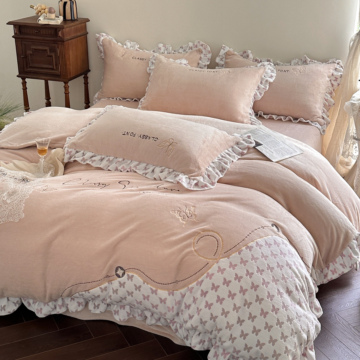 91家纺网 家纺一手货源 找家纺 （总）蓝邻家纺 2025新款牛奶绒大版刺绣四件套-法式田园风系列