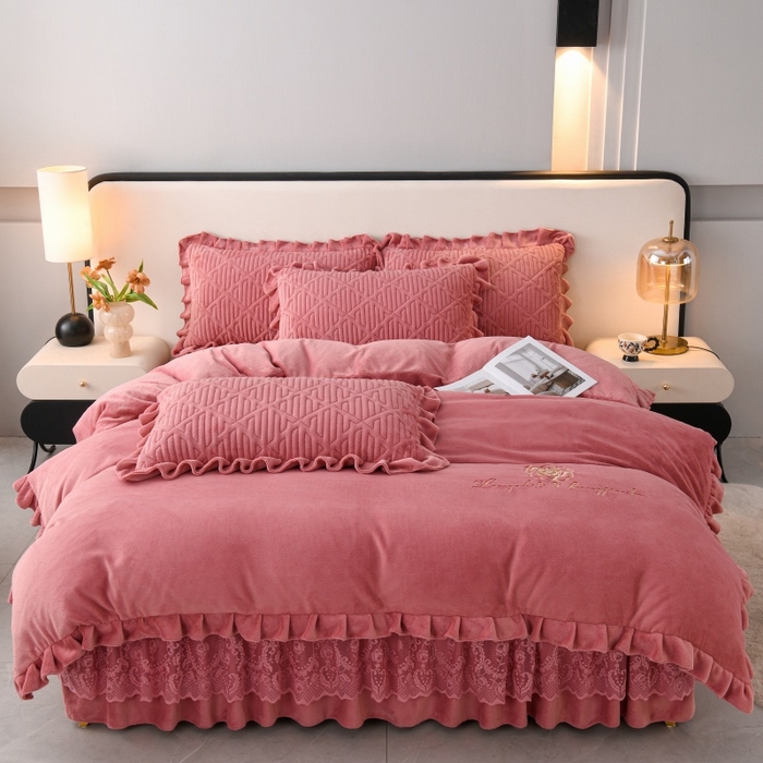 91家纺网 家纺一手货源 找家纺 （总）优家居 2025新品240克高克重牛奶绒韩版牛奶绒夹棉床裙三件套冬季直播爆款