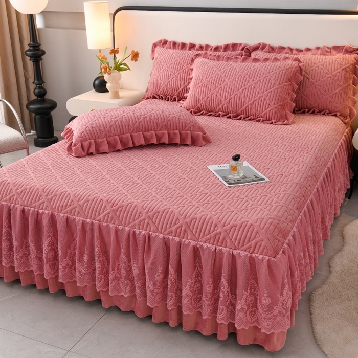 91家纺网 家纺一手货源 找家纺 （总）优家居 2025新品240克高克重牛奶绒韩版牛奶绒夹棉床裙三件套冬季直播爆款