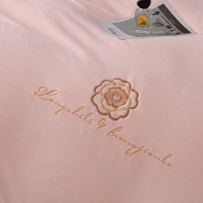 91家纺网 家纺一手货源 找家纺 优家居 2025新品240克高克重牛奶绒韩版牛奶绒夹棉床裙三件套冬季直播爆款 东方韵-浅粉