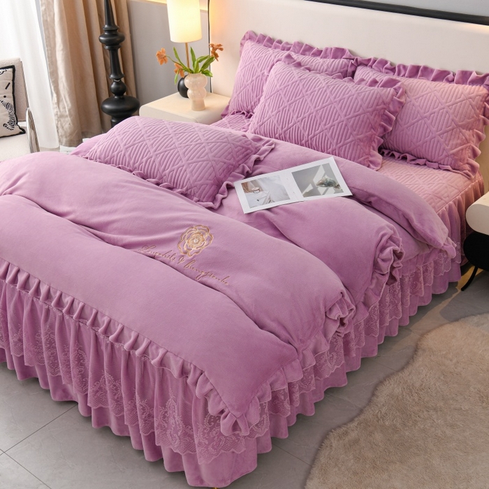 91家纺网 家纺一手货源 找家纺 优家居 2025新品240克高克重牛奶绒韩版牛奶绒夹棉床裙三件套冬季直播爆款 东方韵-紫色