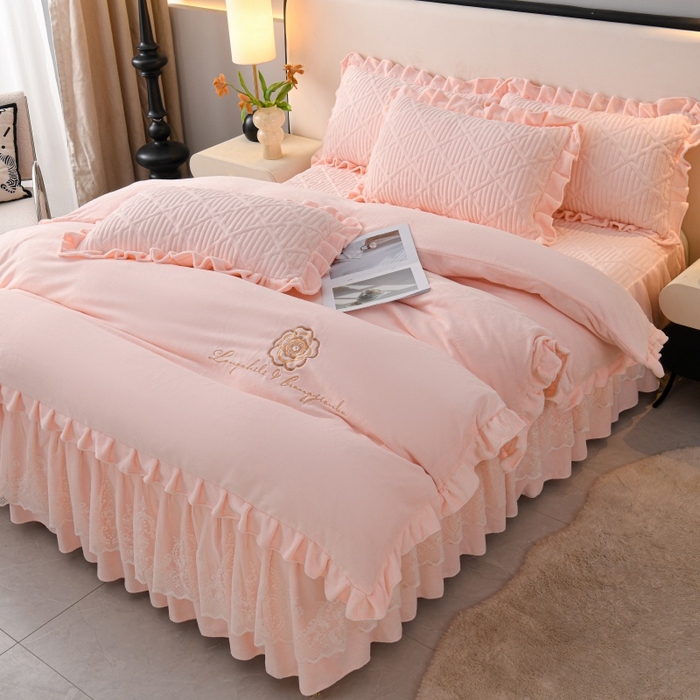 91家纺网 家纺一手货源 找家纺 优家居 2025新品240克高克重牛奶绒韩版牛奶绒夹棉床裙三件套冬季直播爆款 东方韵-浅粉