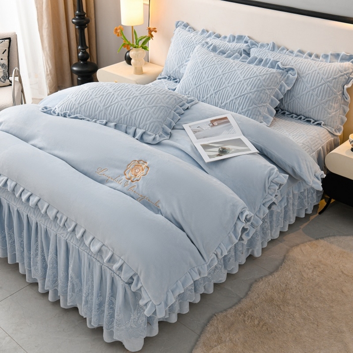 91家纺网 家纺一手货源 找家纺 优家居 2025新品240克高克重牛奶绒韩版牛奶绒夹棉床裙三件套冬季直播爆款 东方韵-浅蓝
