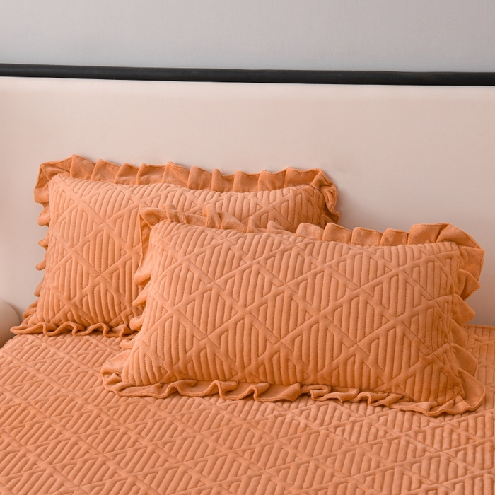 91家纺网 家纺一手货源 找家纺 优家居 2025新品240克高克重牛奶绒韩版牛奶绒夹棉床裙三件套冬季直播爆款 东方韵-橙色