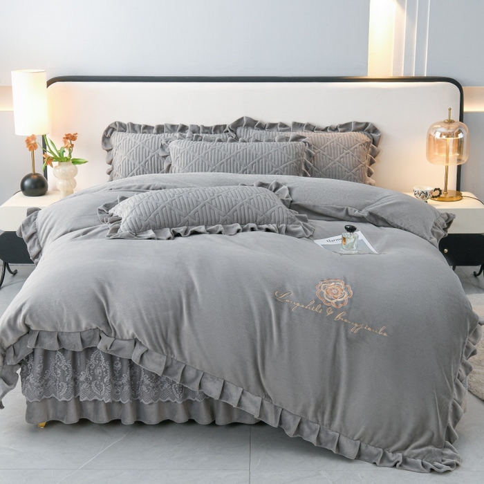 91家纺网 家纺一手货源 找家纺 优家居 2025新品240克高克重牛奶绒韩版牛奶绒夹棉床裙三件套冬季直播爆款 东方韵-灰色