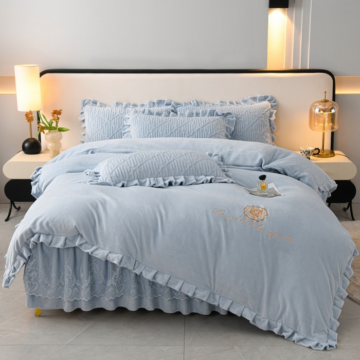 91家纺网 家纺一手货源 找家纺 优家居 2025新品240克高克重牛奶绒韩版牛奶绒夹棉床裙三件套冬季直播爆款 东方韵-浅蓝