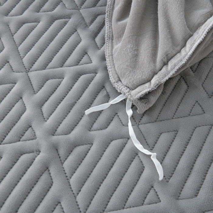 91家纺网 家纺一手货源 找家纺 优家居 2025新品240克高克重牛奶绒韩版牛奶绒夹棉床裙三件套冬季直播爆款 东方韵-灰色