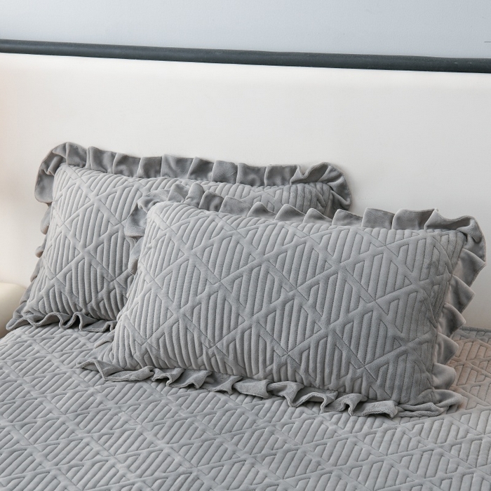 91家纺网 家纺一手货源 找家纺 优家居 2025新品240克高克重牛奶绒韩版牛奶绒夹棉床裙三件套冬季直播爆款 东方韵-灰色