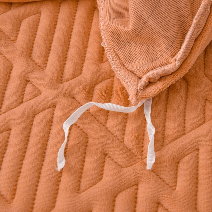 91家纺网 家纺一手货源 找家纺 优家居 2025新品240克高克重牛奶绒韩版牛奶绒夹棉床裙三件套冬季直播爆款 东方韵-橙色